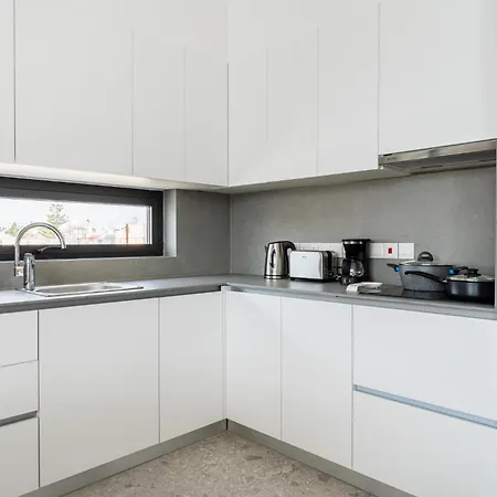 Solara - Stylish Balcony In Lejlighed Larnaca