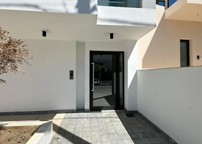 Solara - Stylish Balcony In ラルナカ