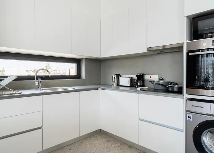 Solara - Stylish Balcony In アパート ラルナカ