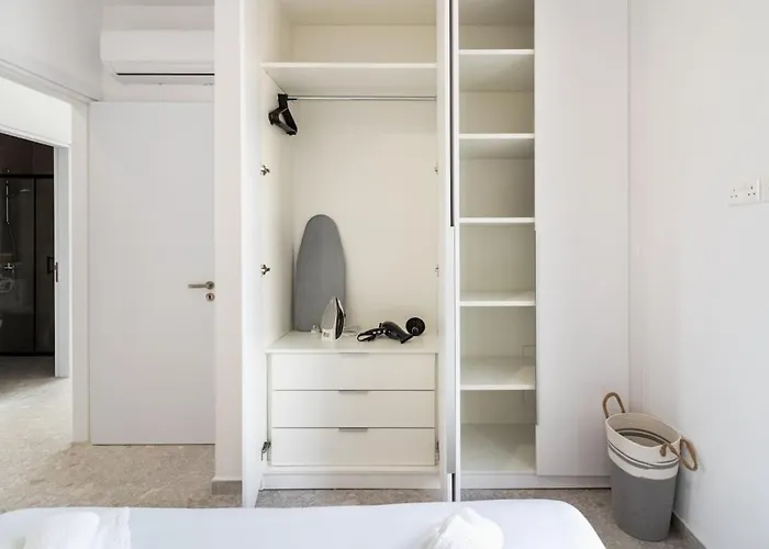 Solara - Stylish Balcony In ラルナカ